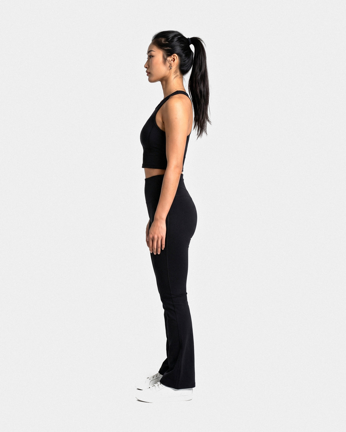 OMNÉA Racer Crop Top in OMNÉA Black – Seitenansicht