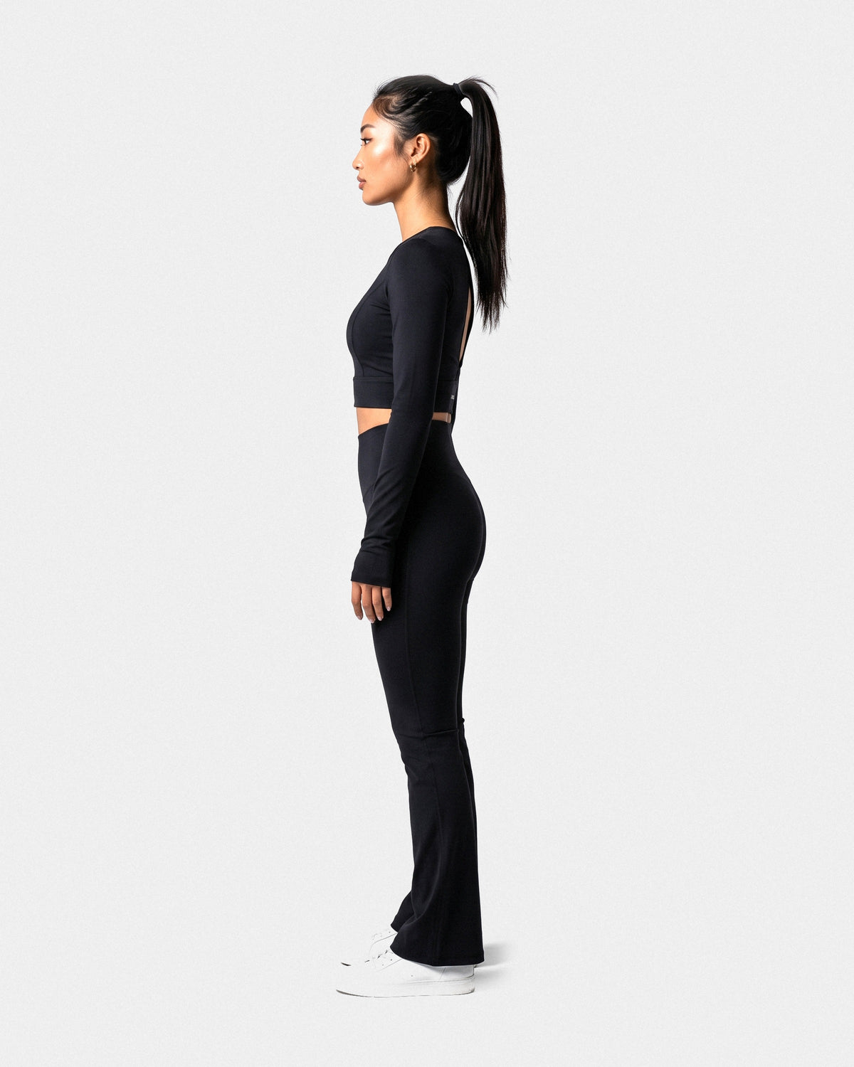 OMNÉA Sculpt Long Sleeve V-Back in OMNÉA Black – Seitenansicht