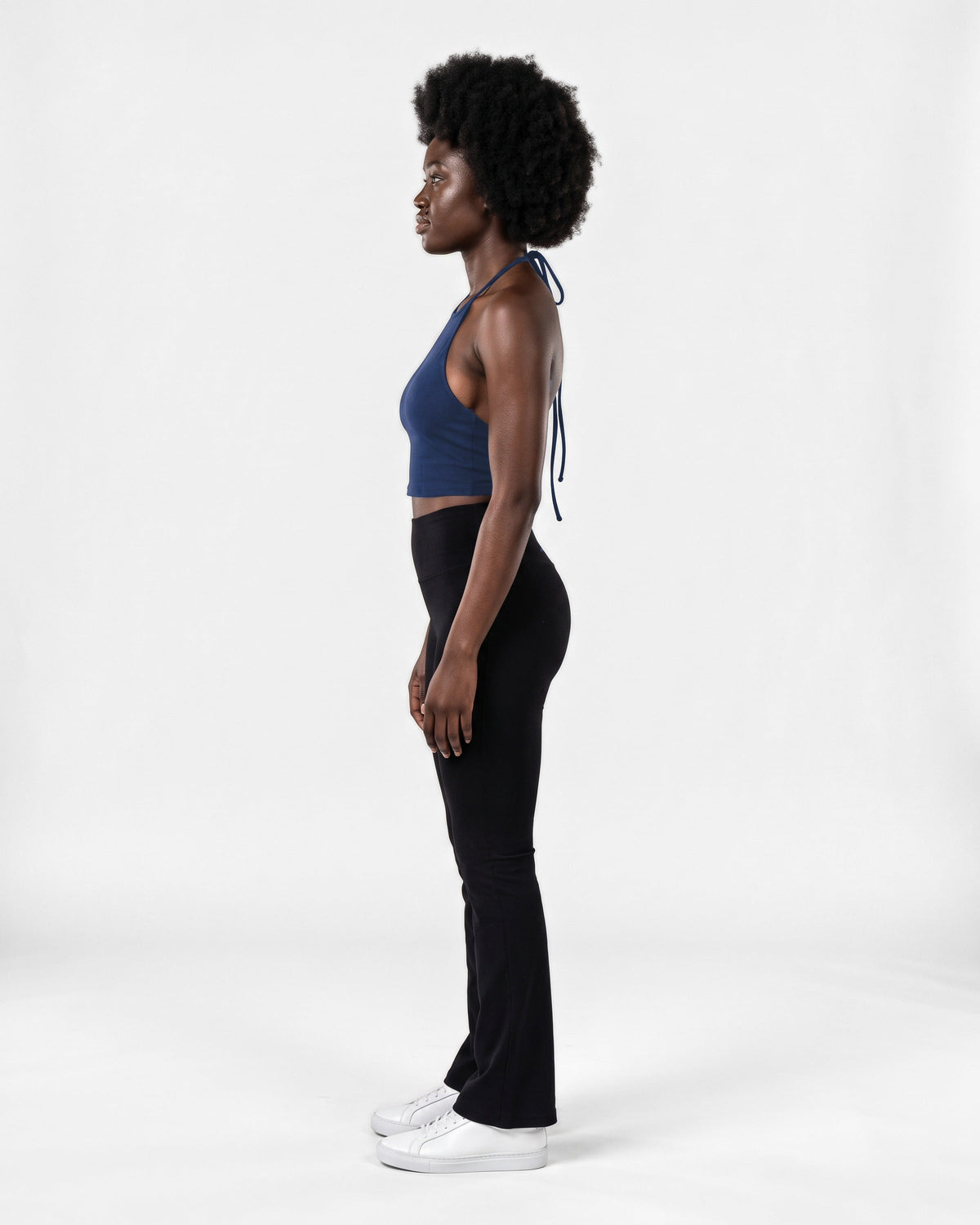 OMNÉA Halter Crop Top in OMNÉA Blue – Seitenansicht