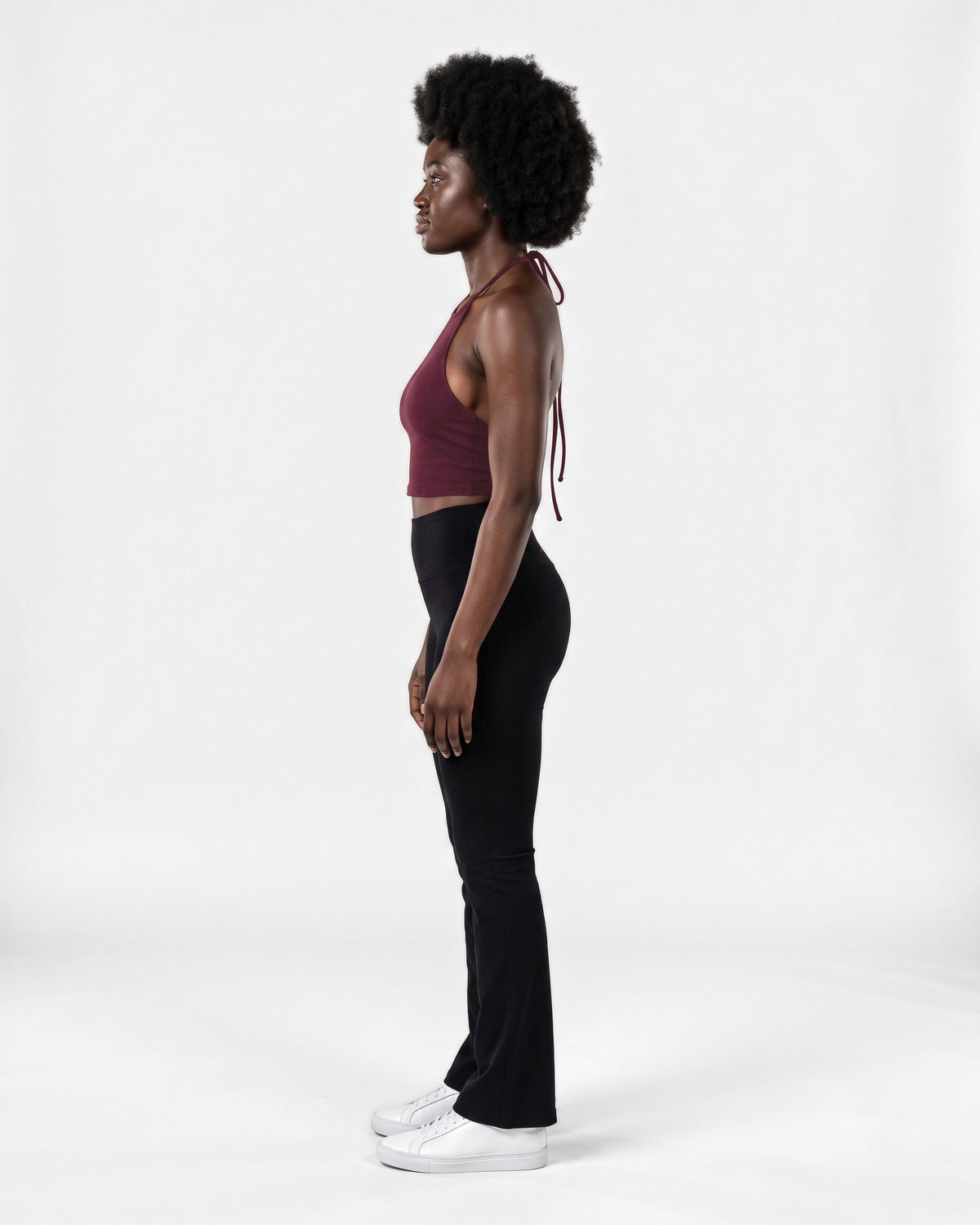 OMNÉA Halter Crop Top in OMNÉA Burgundy – Seitenansicht