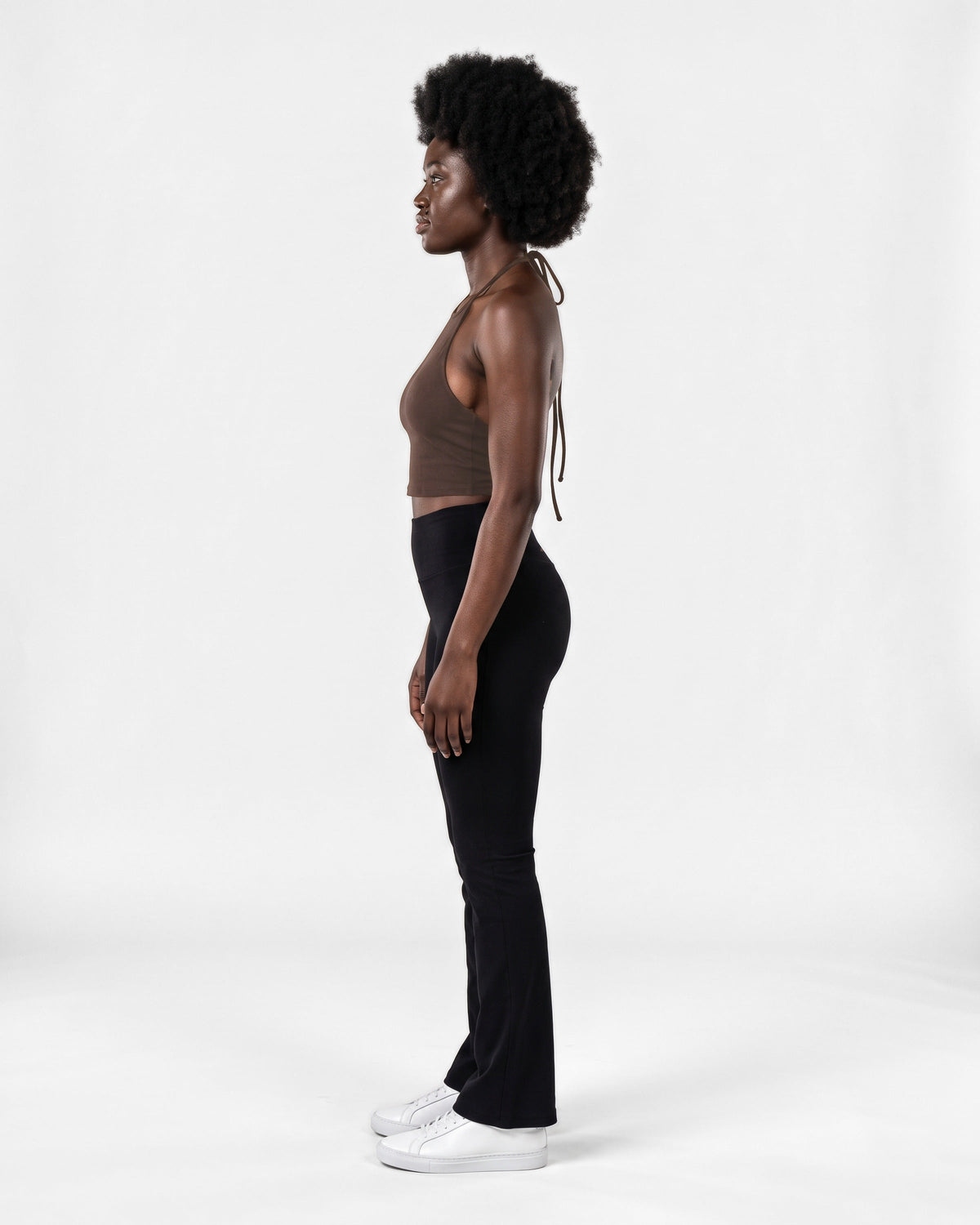 OMNÉA Halter Crop Top in OMNÉA Mocha – Seitenansicht