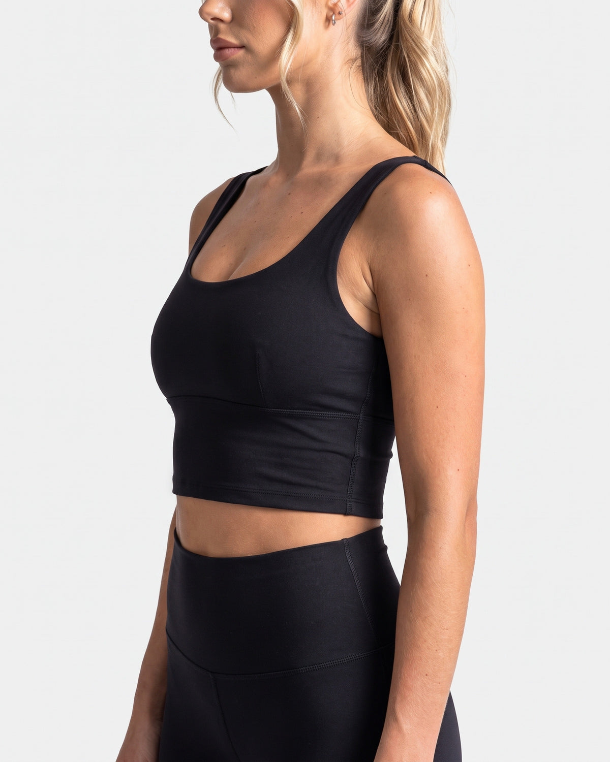 OMNÉA Eclipse Longline Crop Top in OMNÉA Black – Seitenansicht