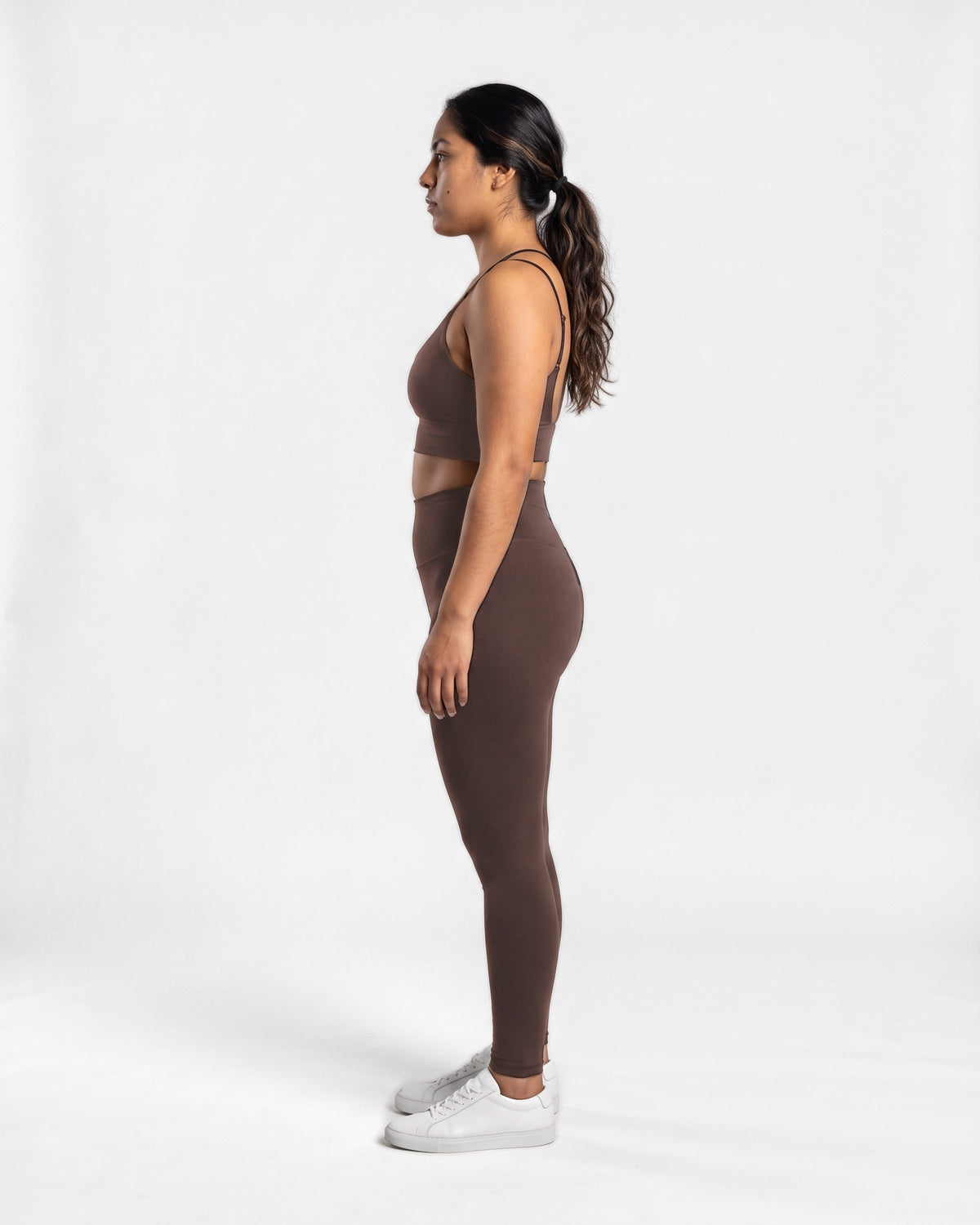 OMNÉA Scoop Back Sports Bra in OMNÉA Mocha – Seitenansicht