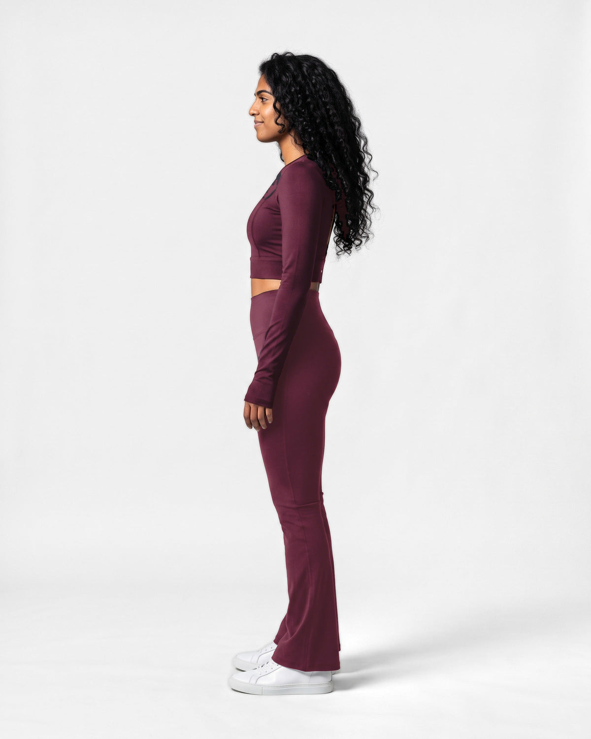 OMNÉA Sculpt Long Sleeve V-Back in OMNÉA Burgundy – Seitenansicht