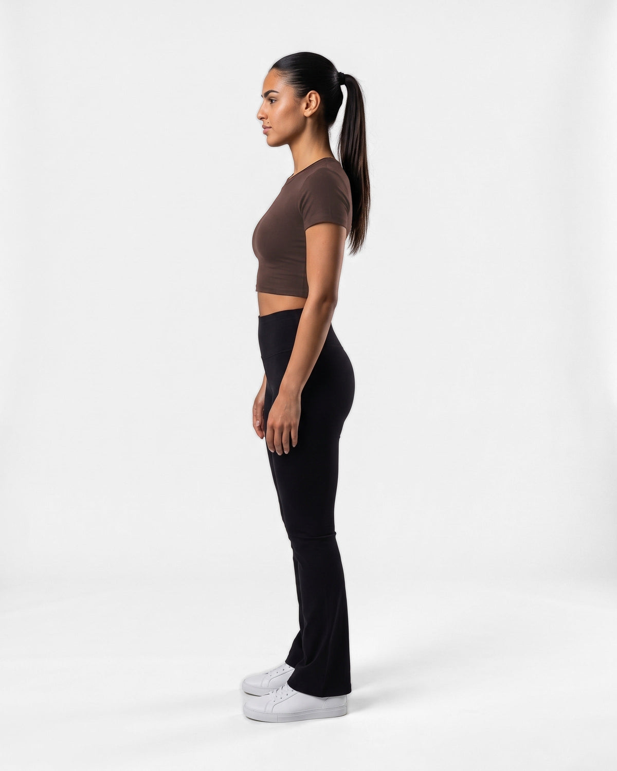 OMNÉA Short Sleeve Crop Top in OMNÉA Mocha – Seitenansicht