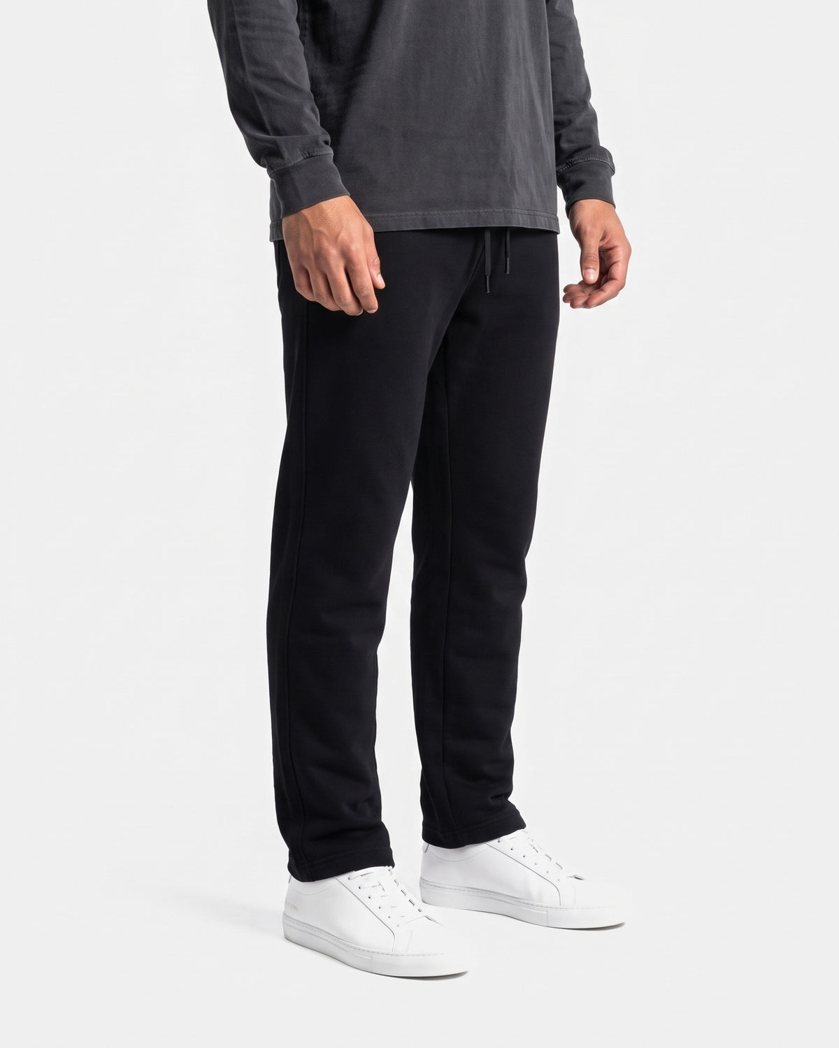 OMNÉA Straight Leg Jogger in OMNÉA Black – Seitenansicht
