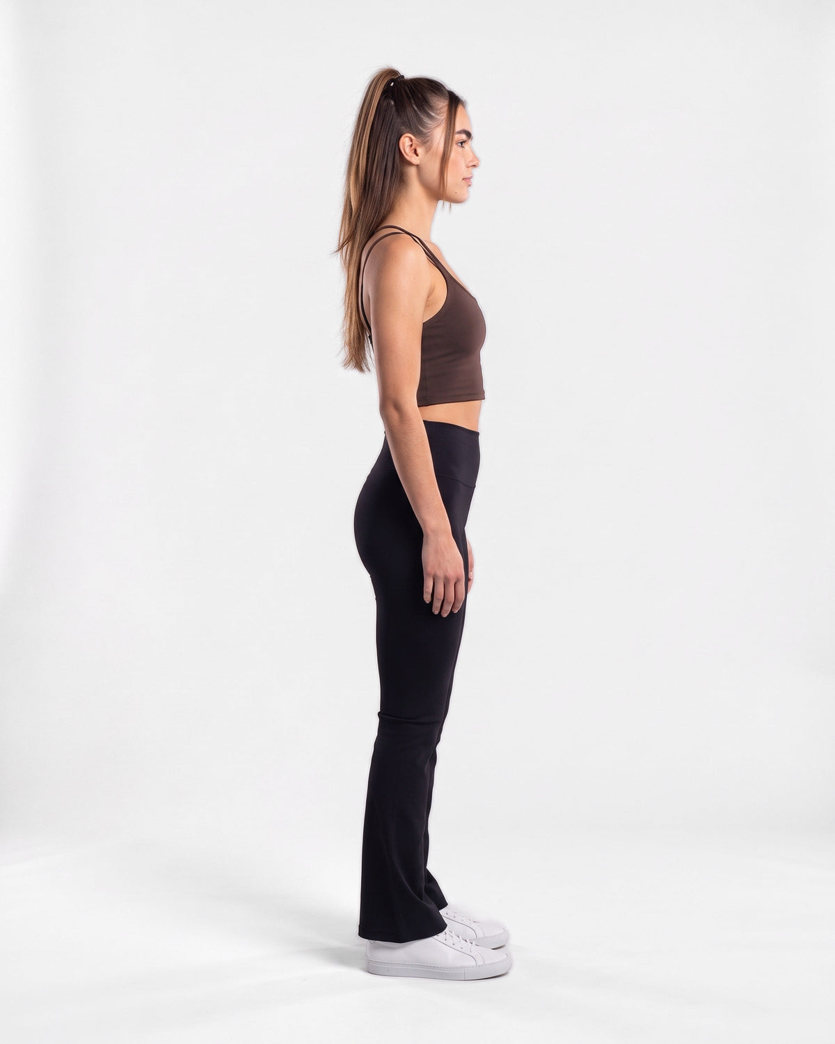 OMNÉA Strappy Crop Top in OMNÉA Mocha – Seitenansicht