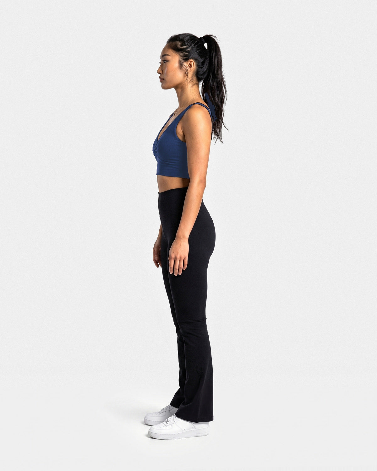 OMNÉA Twist Crop Top in OMNÉA Blue – Seitenansicht
