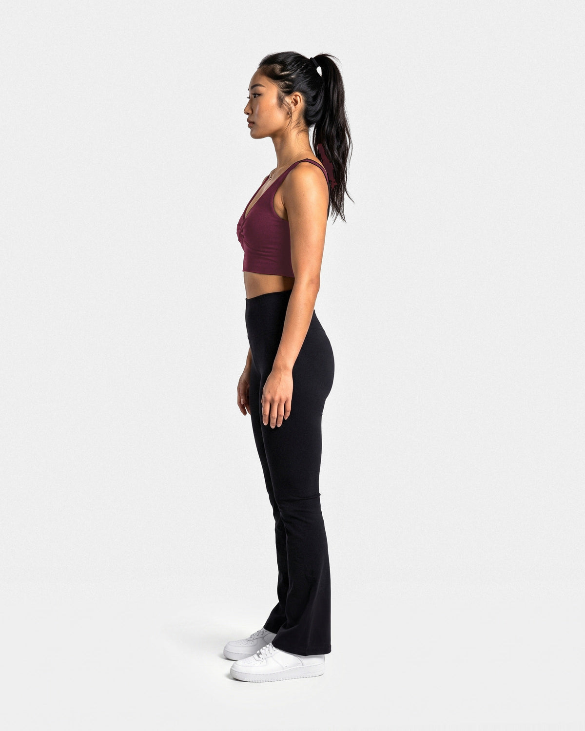 OMNÉA Twist Crop Top in OMNÉA Burgundy – Seitenansicht
