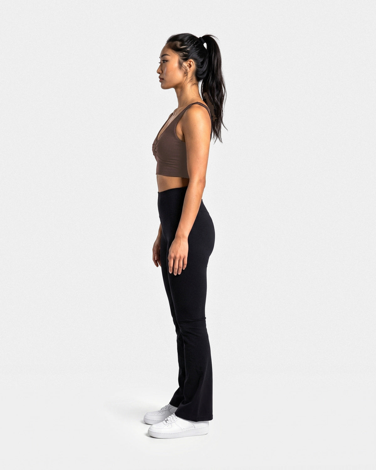 OMNÉA Twist Crop Top in OMNÉA Mocha – Seitenansicht