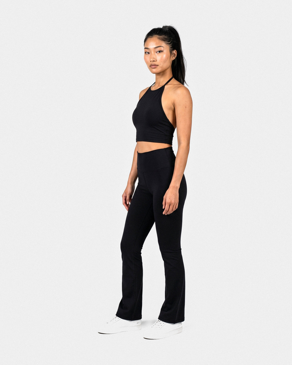 OMNÉA Halter Crop Top in OMNÉA Black – Dreiviertelansicht
