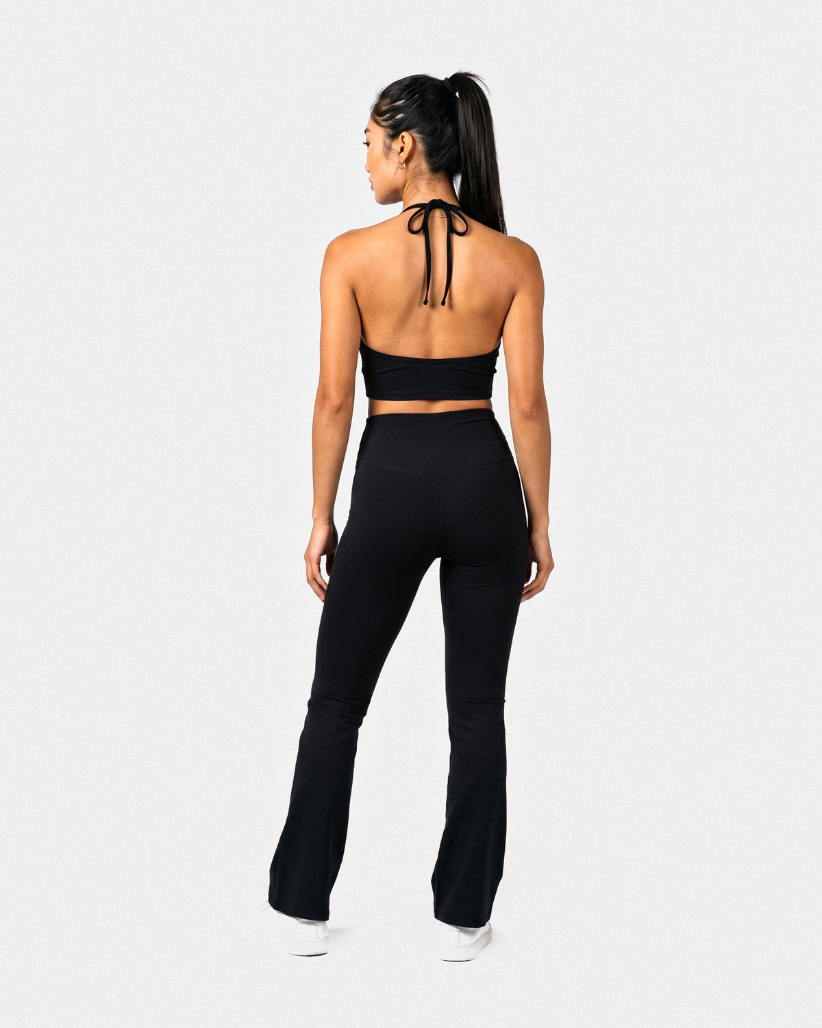 OMNÉA Halter Crop Top in OMNÉA Black – Rückansicht