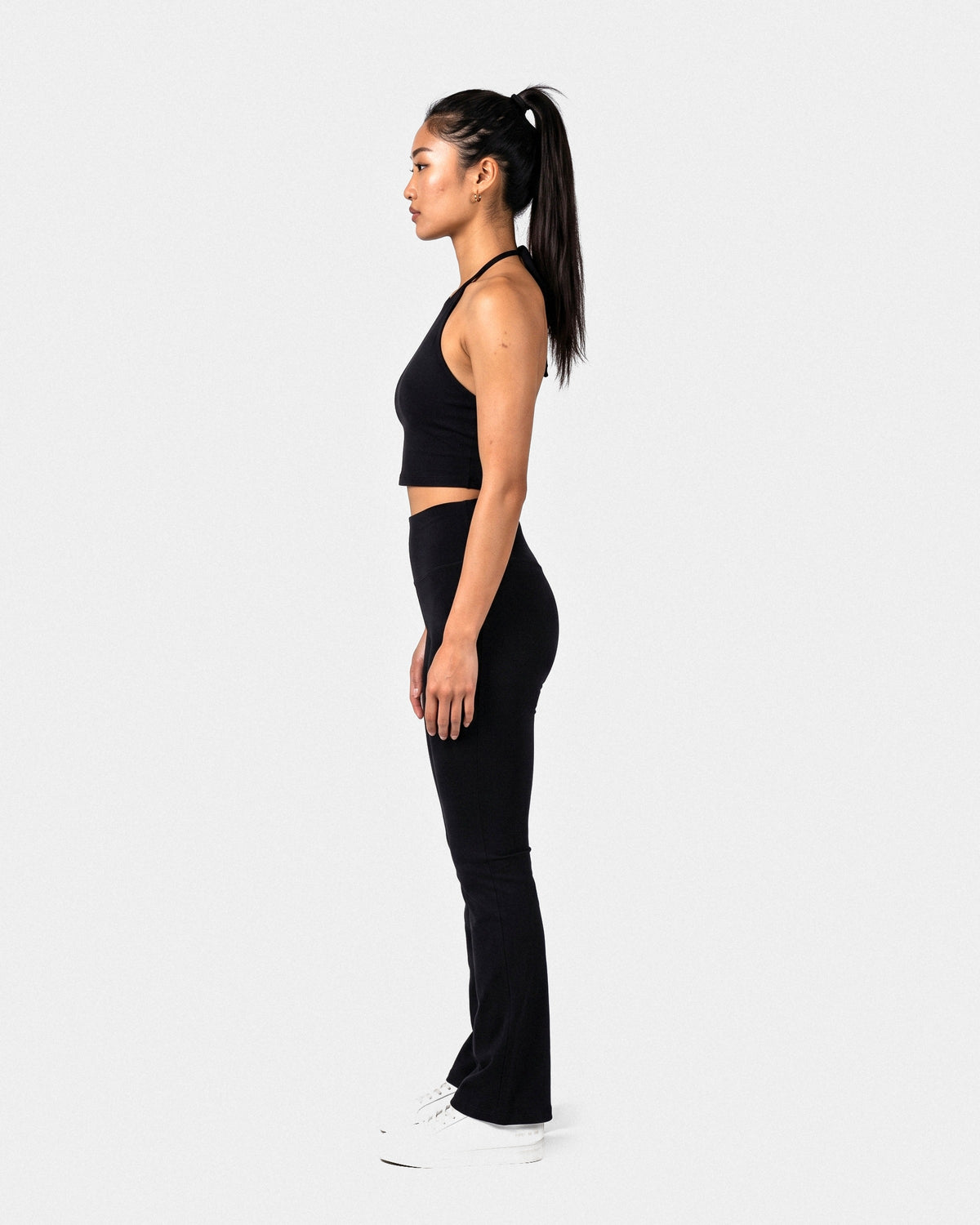 OMNÉA Halter Crop Top in OMNÉA Black – Seitenansicht
