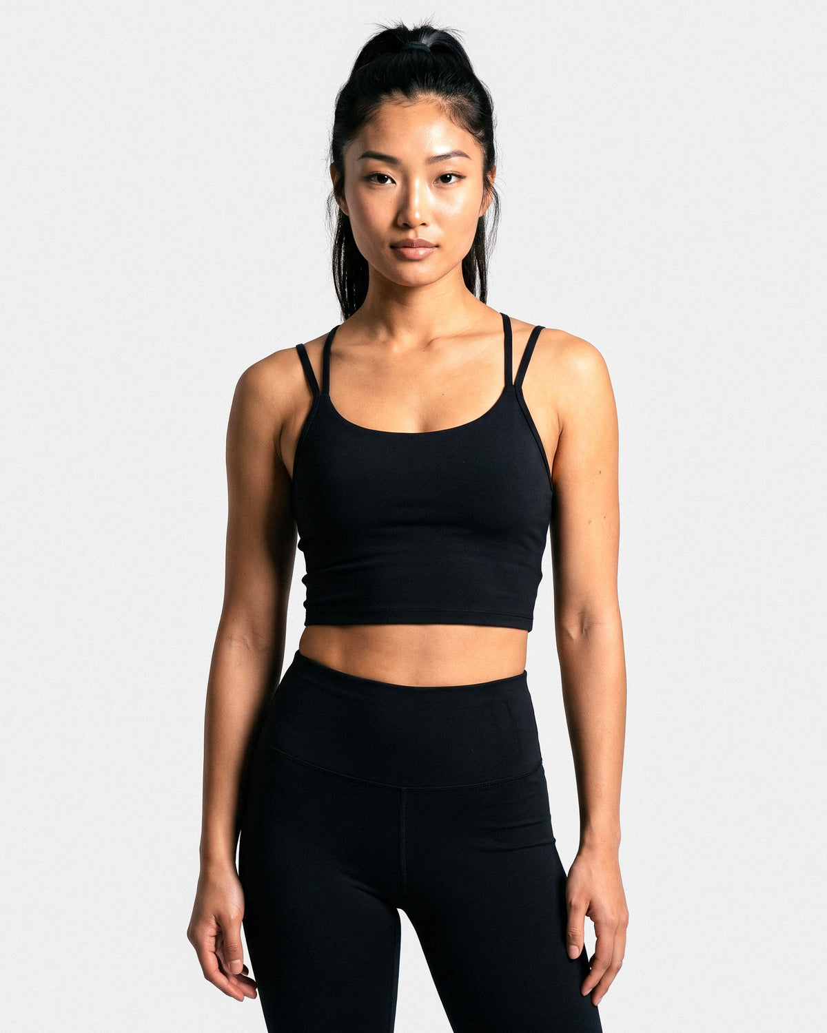 OMNÉA Strappy Crop Top in OMNÉA Black – Vorderansicht nah