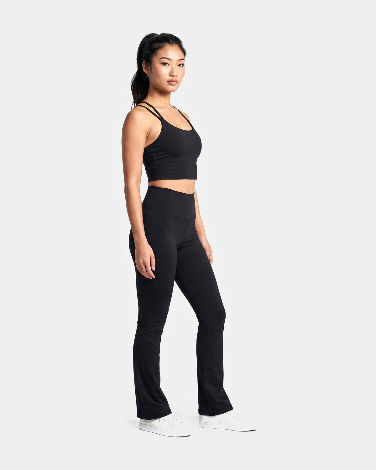OMNÉA Strappy Crop Top in OMNÉA Black – Dreiviertelansicht