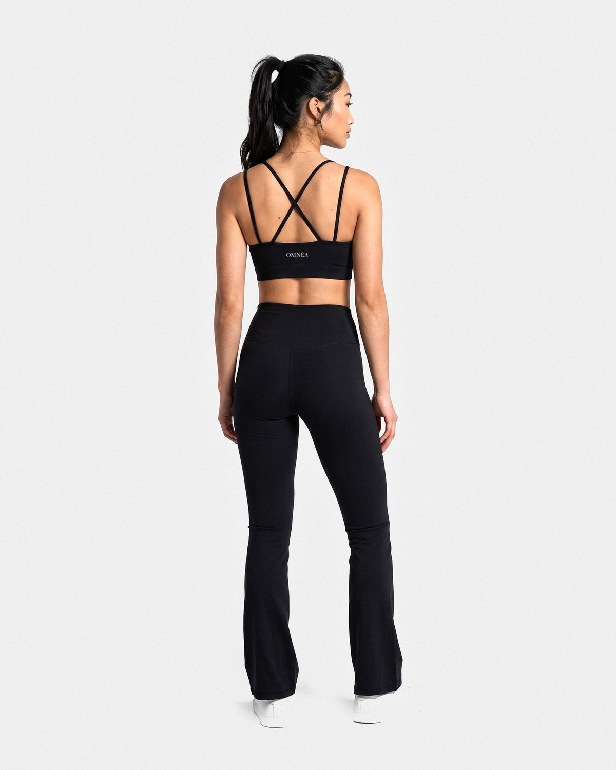 OMNÉA Strappy Crop Top in OMNÉA Black – Rückansicht