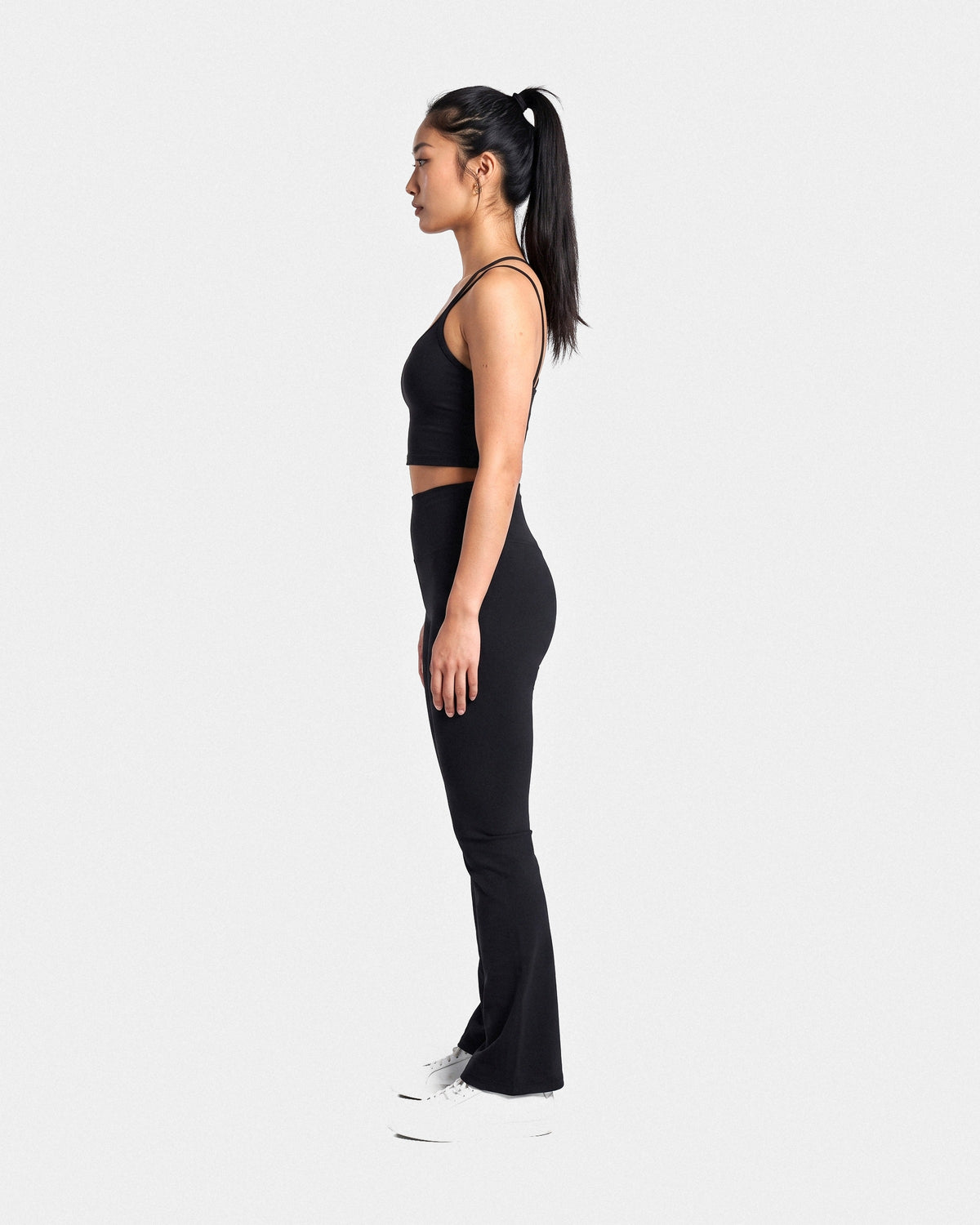 OMNÉA Strappy Crop Top in OMNÉA Black – Seitenansicht