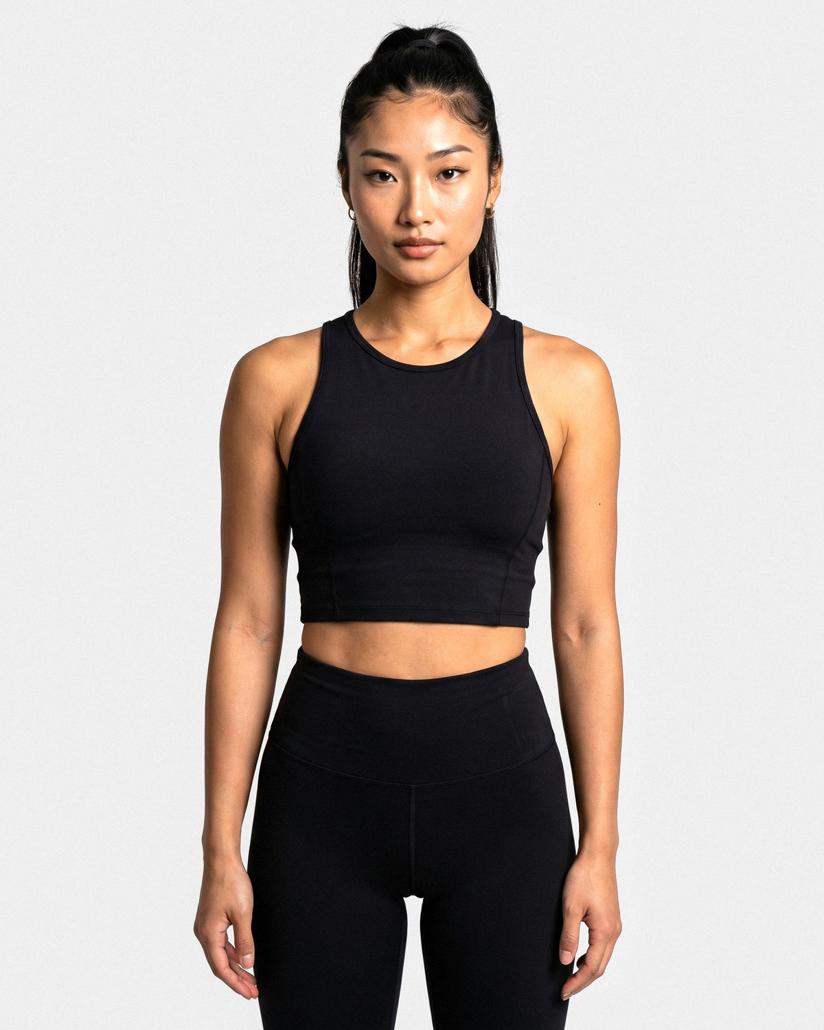 OMNÉA Racer Crop Top in OMNÉA Black – Vorderansicht nah