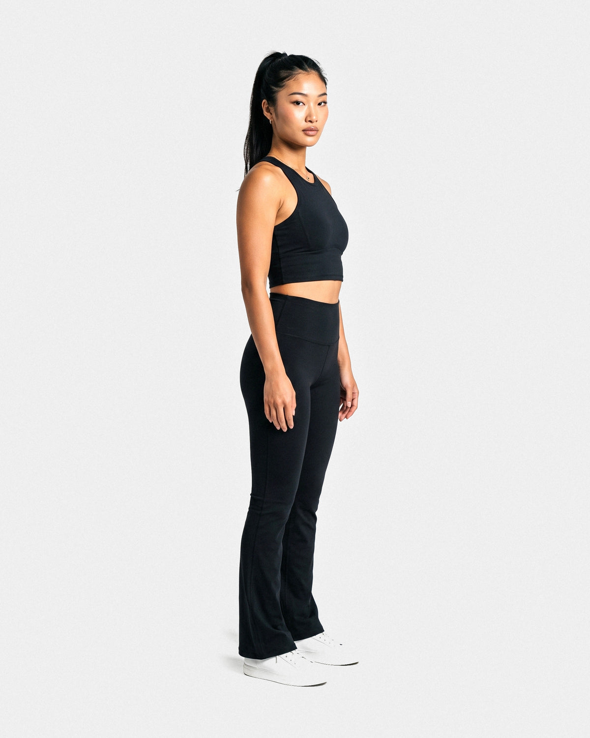 OMNÉA Racer Crop Top in OMNÉA Black – Dreiviertelansicht