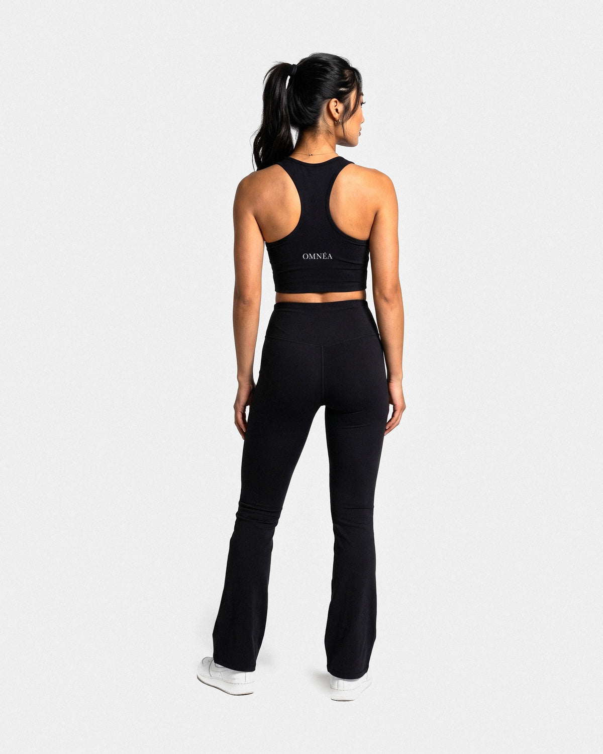 OMNÉA Racer Crop Top in OMNÉA Black – Rückansicht