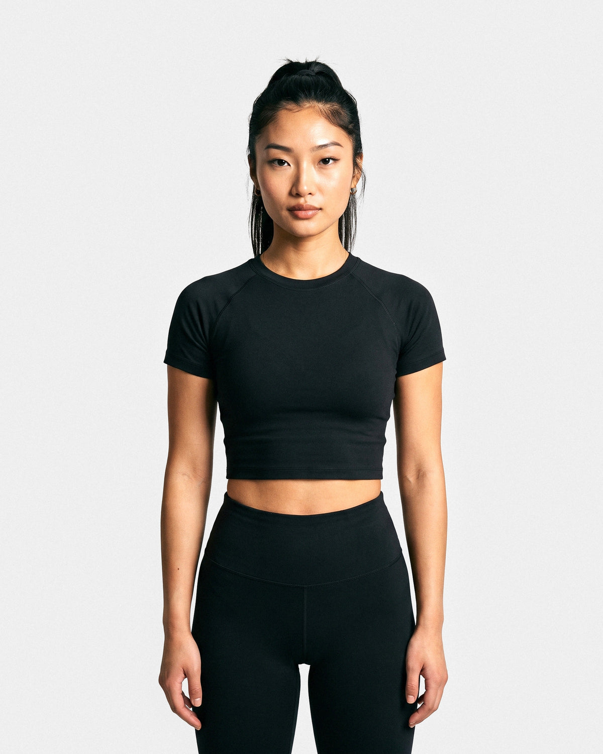 OMNÉA Short Sleeve Crop Top in OMNÉA Black – Vorderansicht nah
