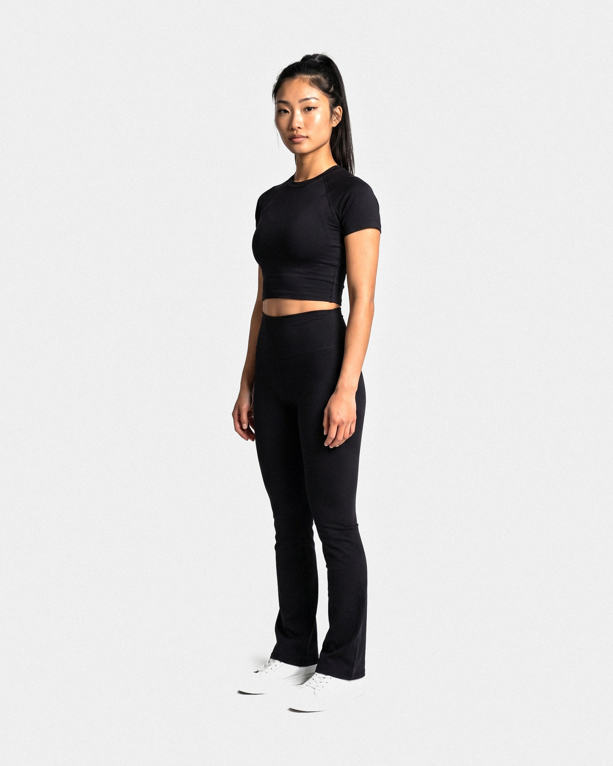 OMNÉA Short Sleeve Crop Top in OMNÉA Black – Dreiviertelansicht