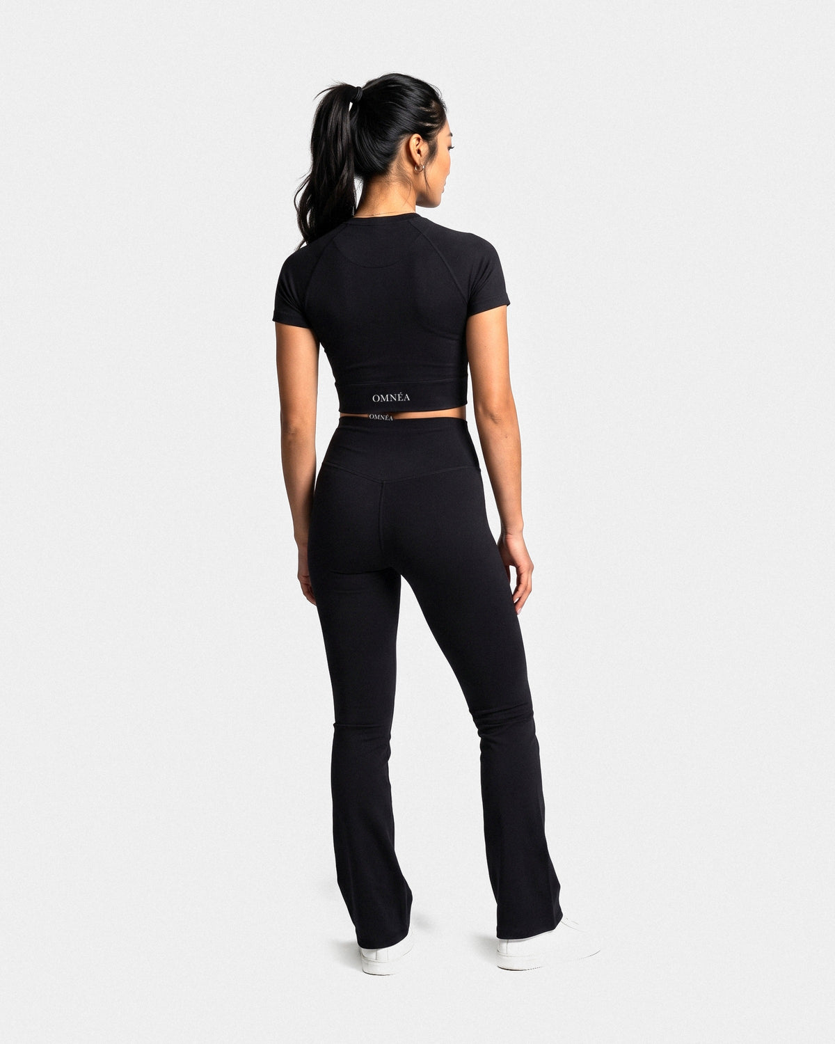 OMNÉA Short Sleeve Crop Top in OMNÉA Black – Rückansicht