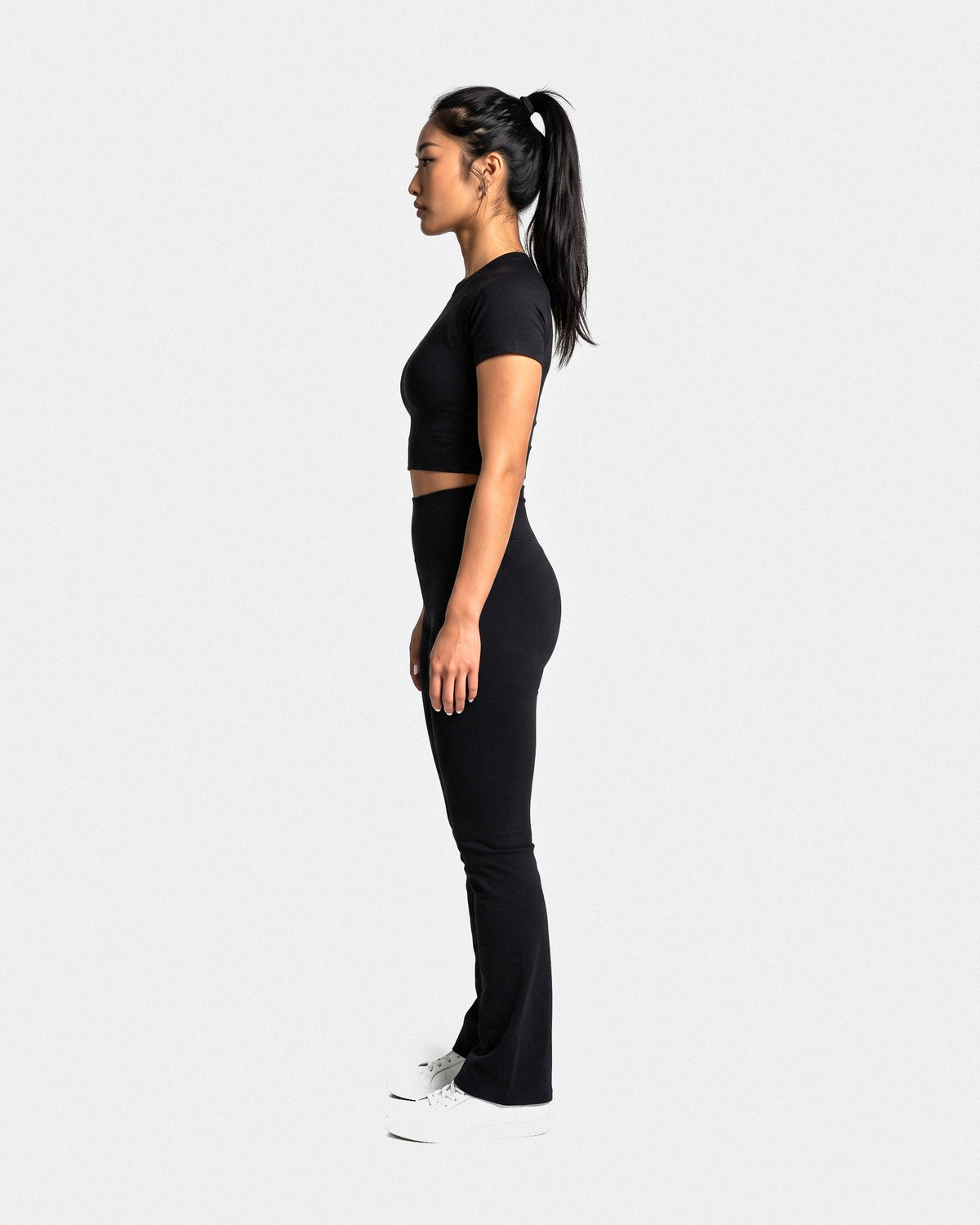 OMNÉA Short Sleeve Crop Top in OMNÉA Black – Seitenansicht