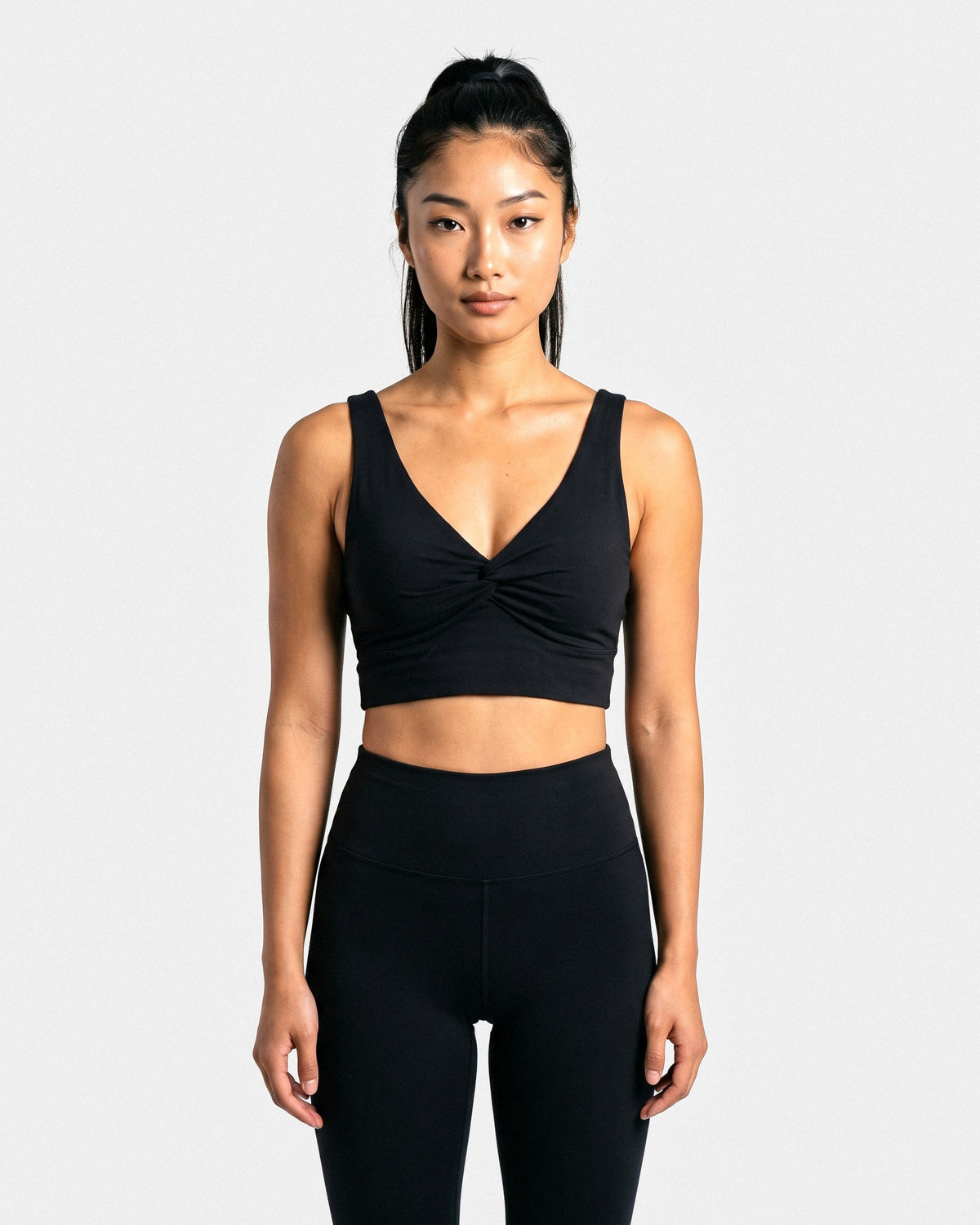 OMNÉA Twist Crop Top in OMNÉA Black – Vorderansicht nah