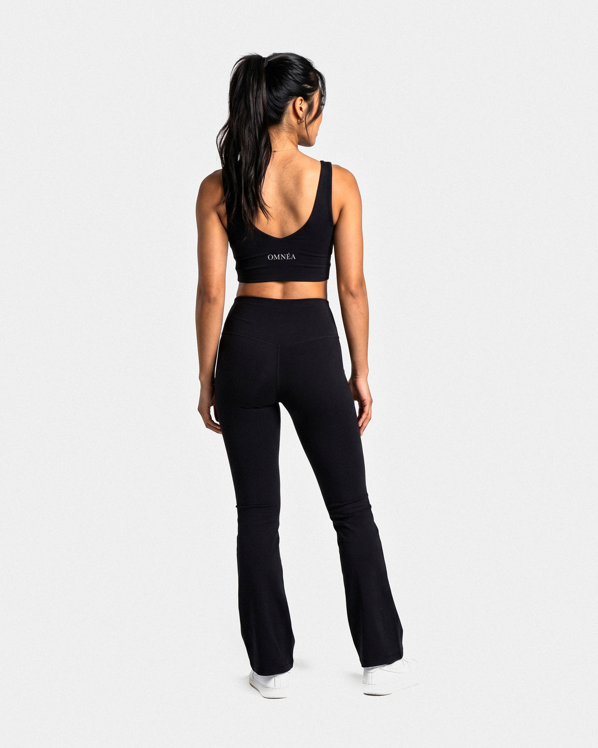 OMNÉA Twist Crop Top in OMNÉA Black – Rückansicht
