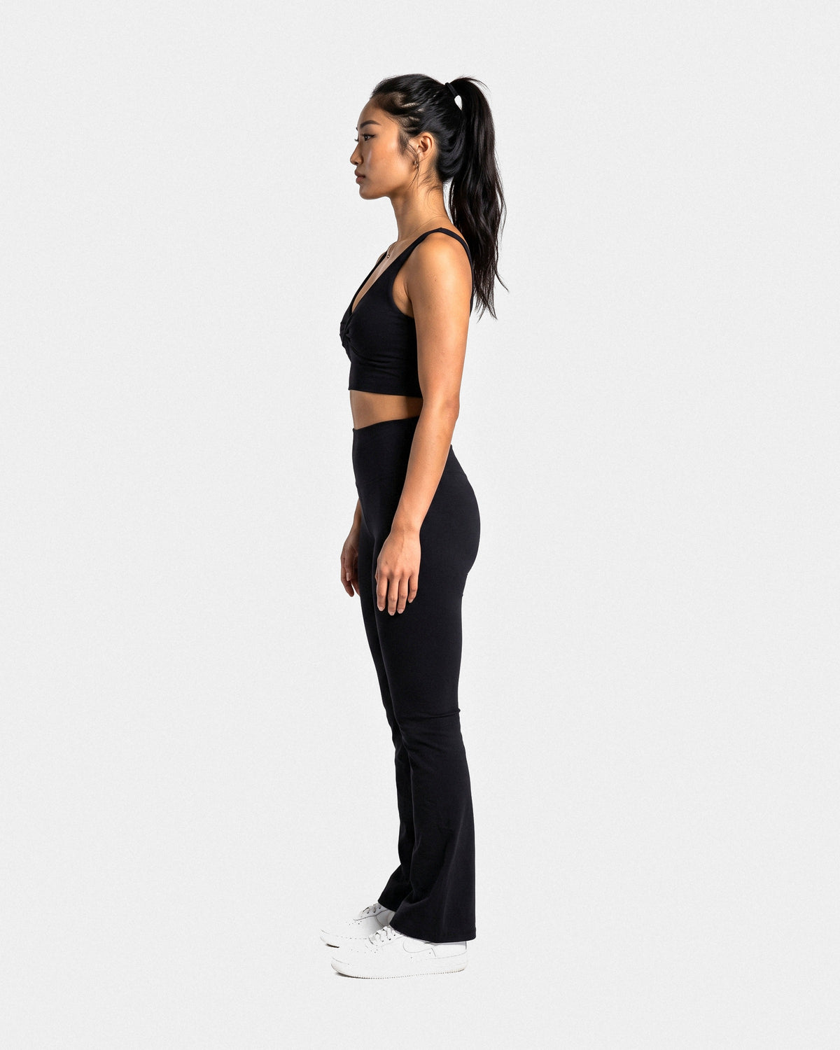 OMNÉA Twist Crop Top in OMNÉA Black – Seitenansicht