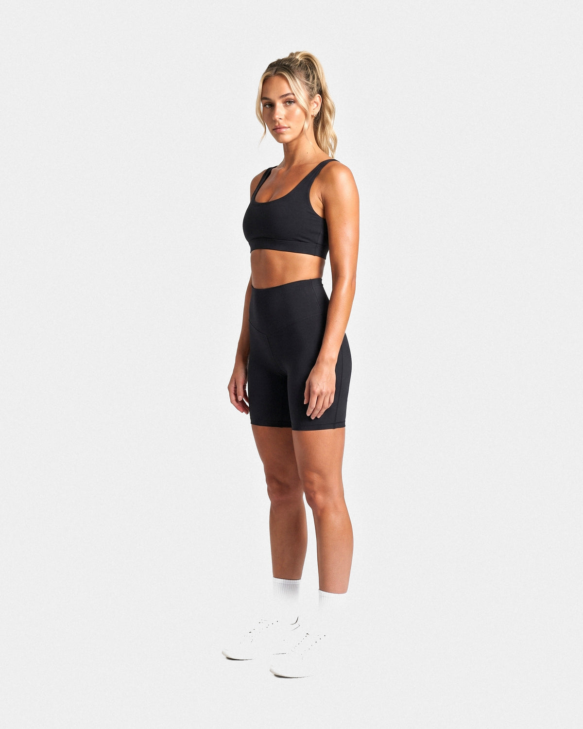 OMNÉA V-Shape Short Leggings in OMNÉA Black – Dreiviertelansicht