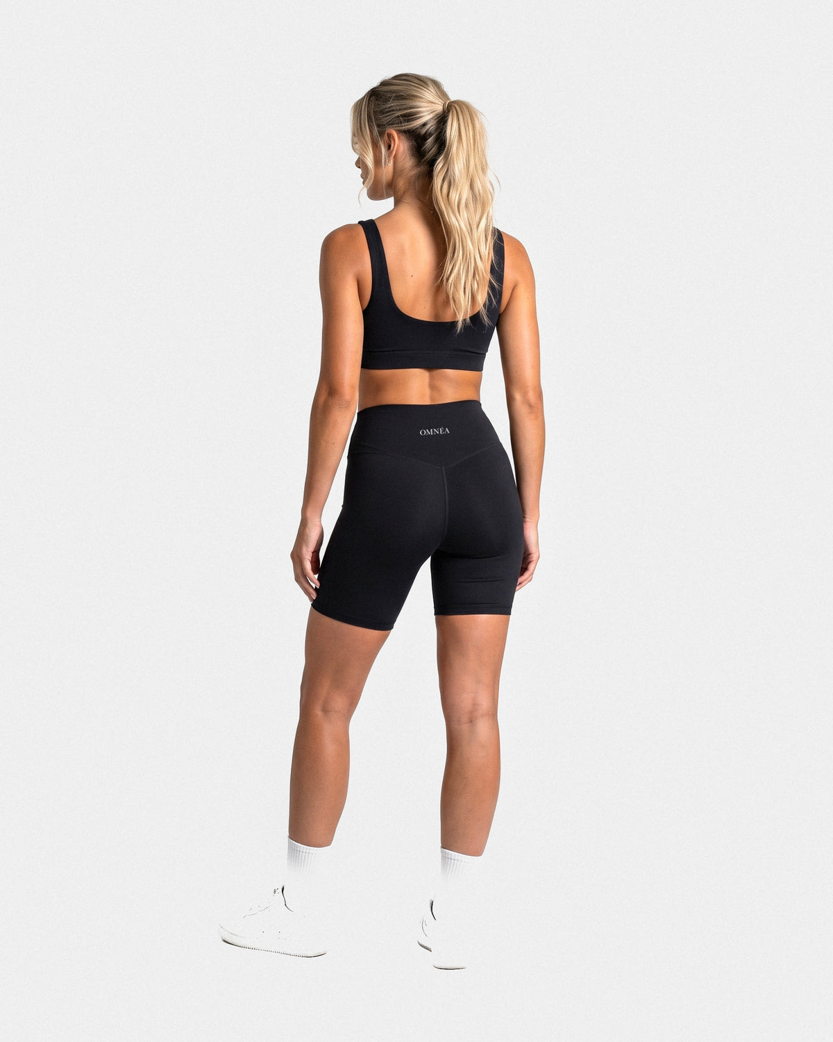 OMNÉA V-Shape Short Leggings in OMNÉA Black – Rückansicht