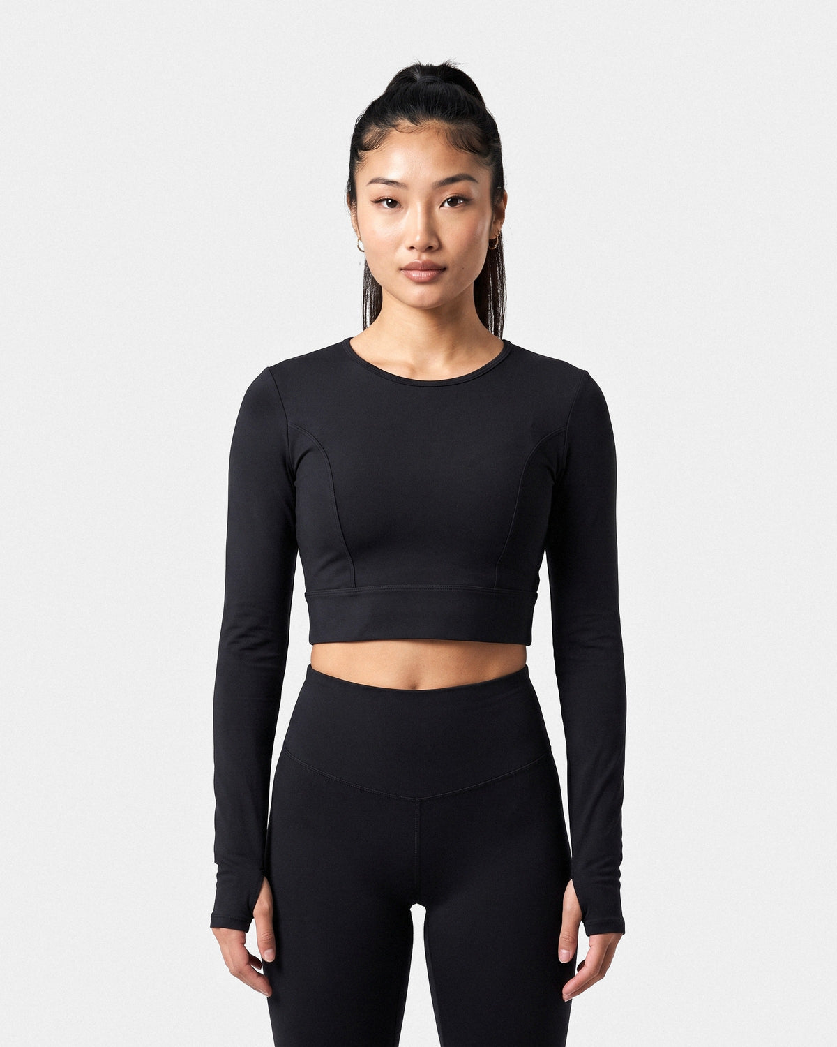 OMNÉA Sculpt Long Sleeve V-Back in OMNÉA Black – Vorderansicht nah