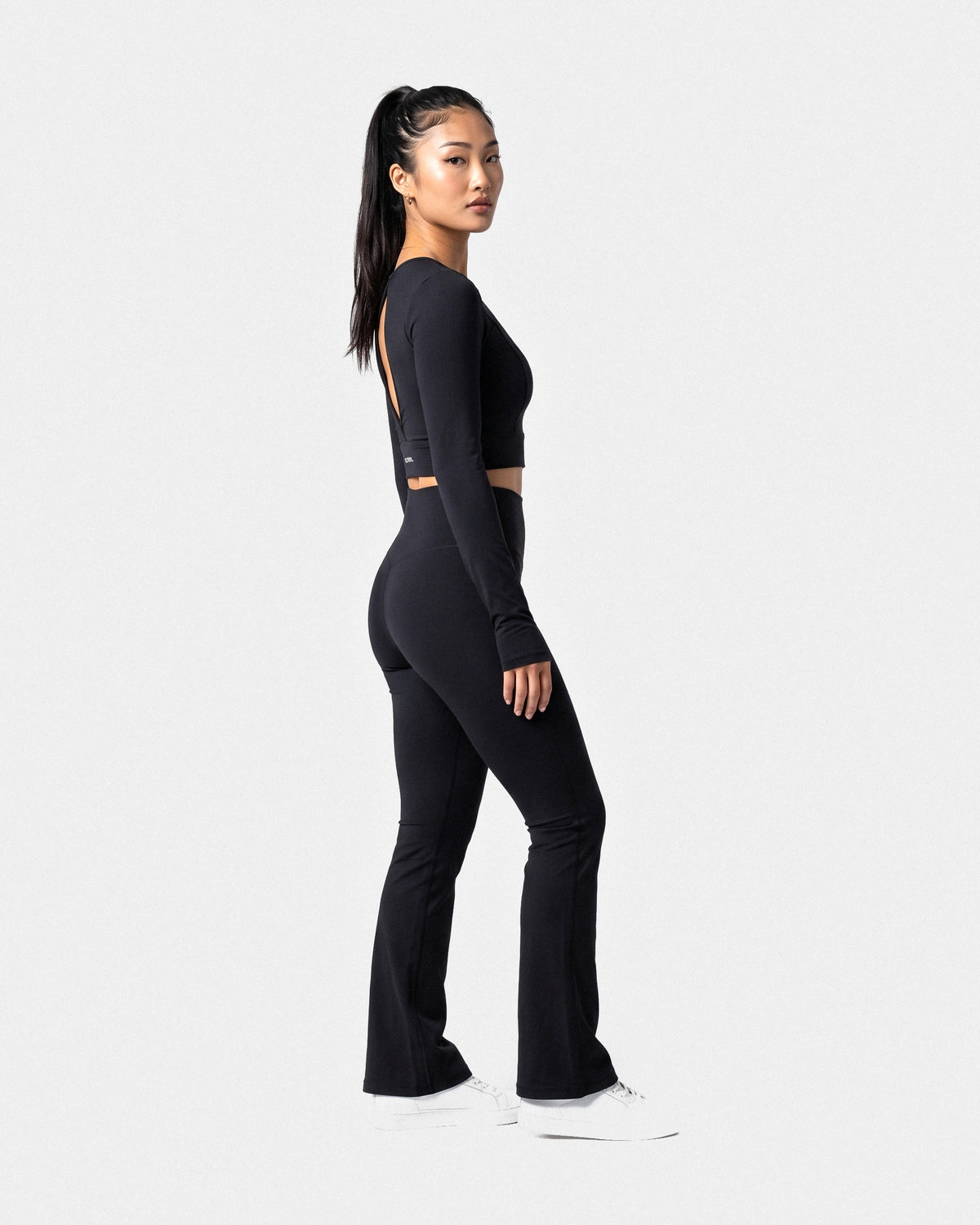 OMNÉA Sculpt Long Sleeve V-Back in OMNÉA Black – Dreiviertelansicht