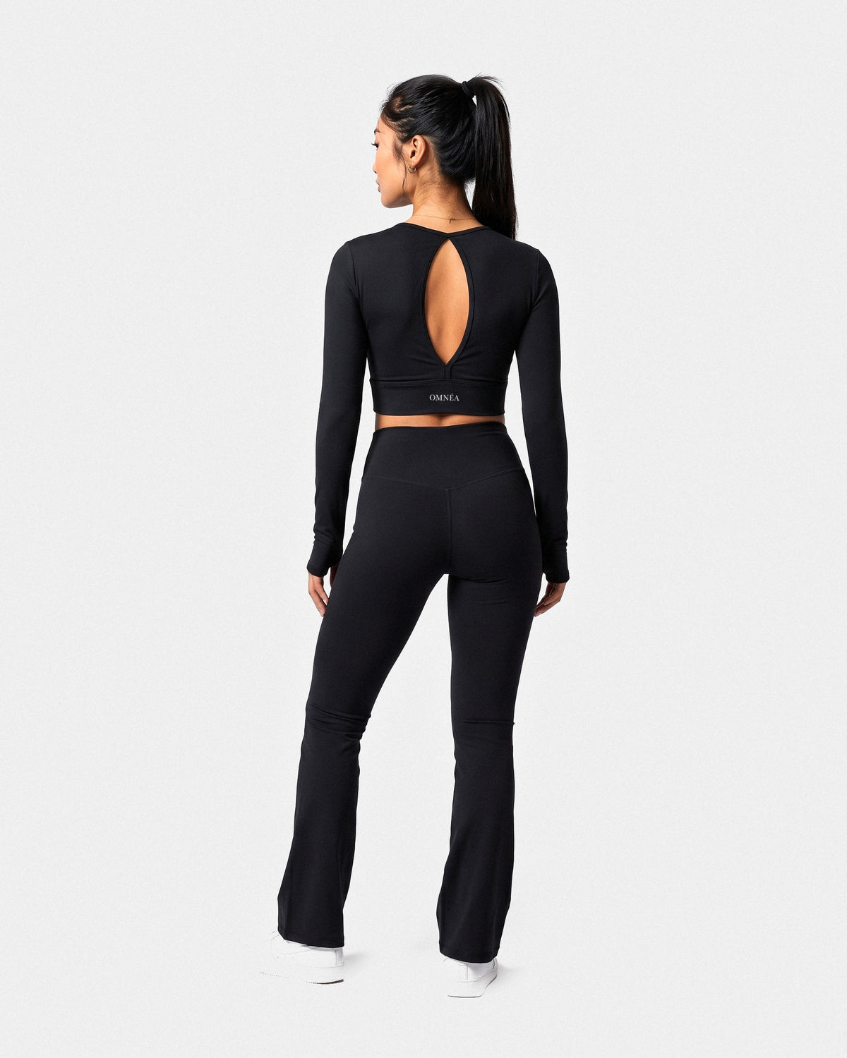 OMNÉA Sculpt Long Sleeve V-Back in OMNÉA Black – Rückansicht