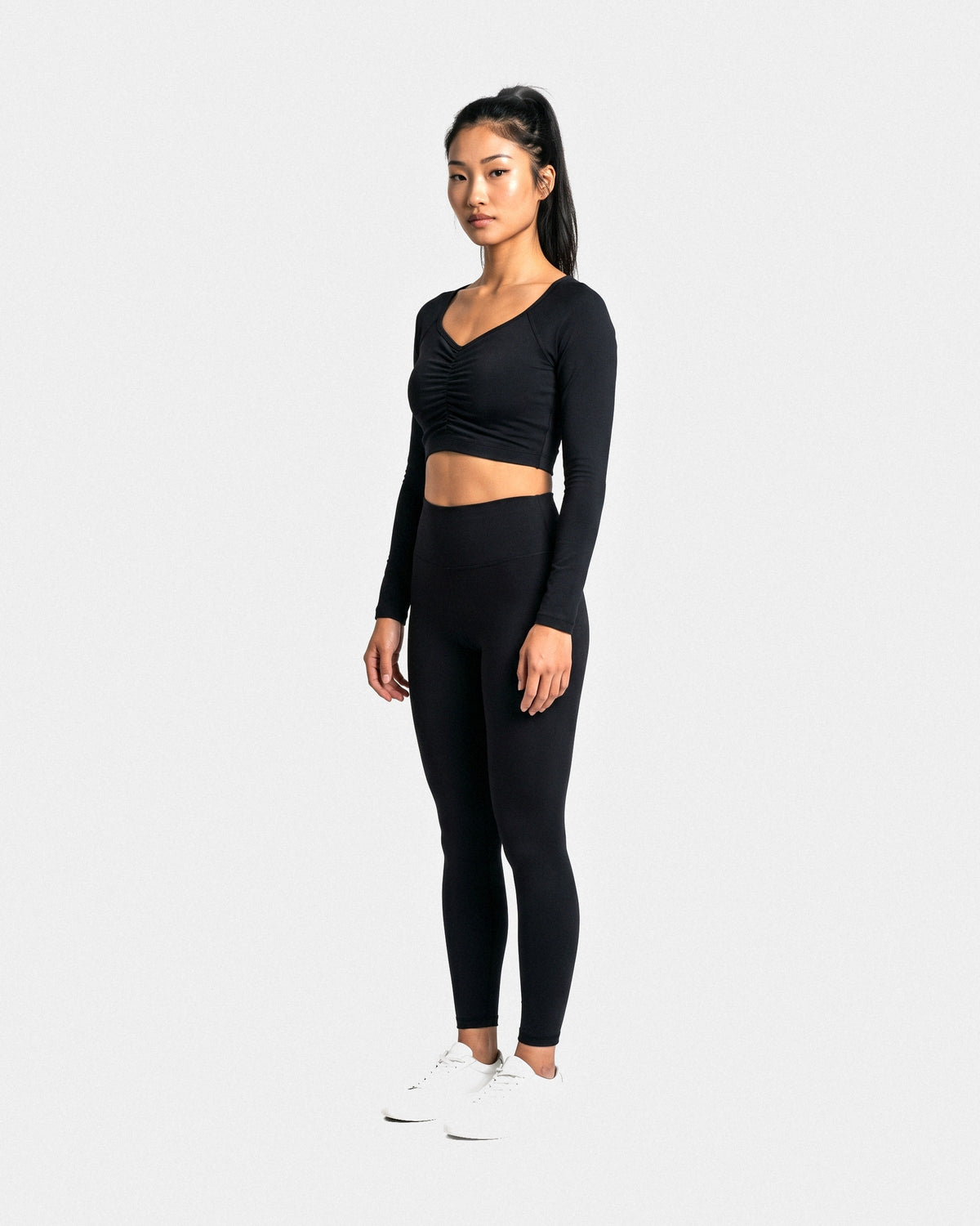 OMNÉA Ruched Sweetheart Long Sleeve in OMNÉA Black – Dreiviertelansicht