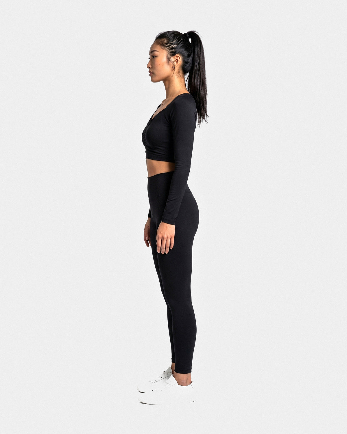 OMNÉA Ruched Sweetheart Long Sleeve in OMNÉA Black – Seitenansicht