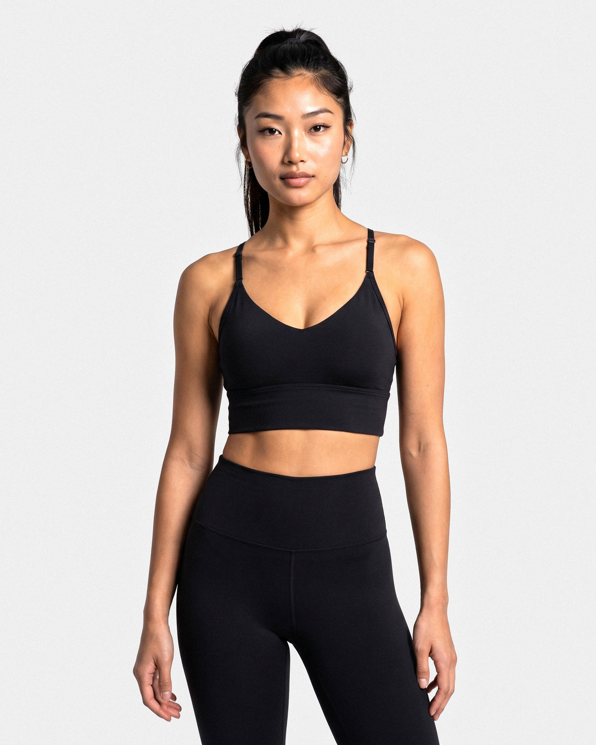 OMNÉA Scoop Back Sports Bra in OMNÉA Black – Vorderansicht nah