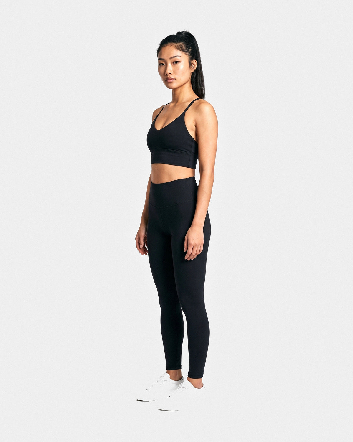 OMNÉA Scoop Back Sports Bra in OMNÉA Black – Dreiviertelansicht