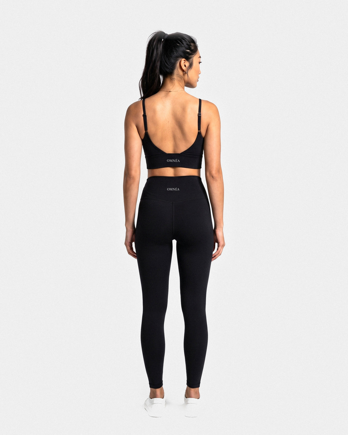 OMNÉA Scoop Back Sports Bra in OMNÉA Black – Rückansicht