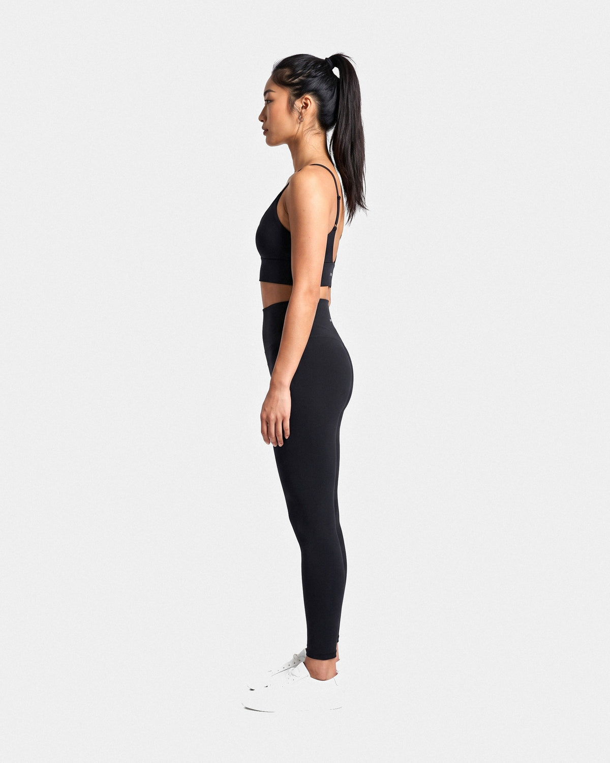 OMNÉA Scoop Back Sports Bra in OMNÉA Black – Seitenansicht