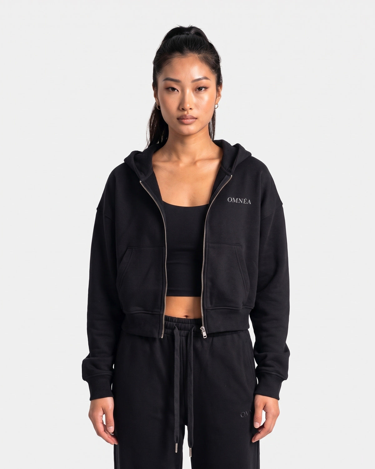 OMNÉA Cropped Zip Hoodie in OMNÉA Black – Vorderansicht