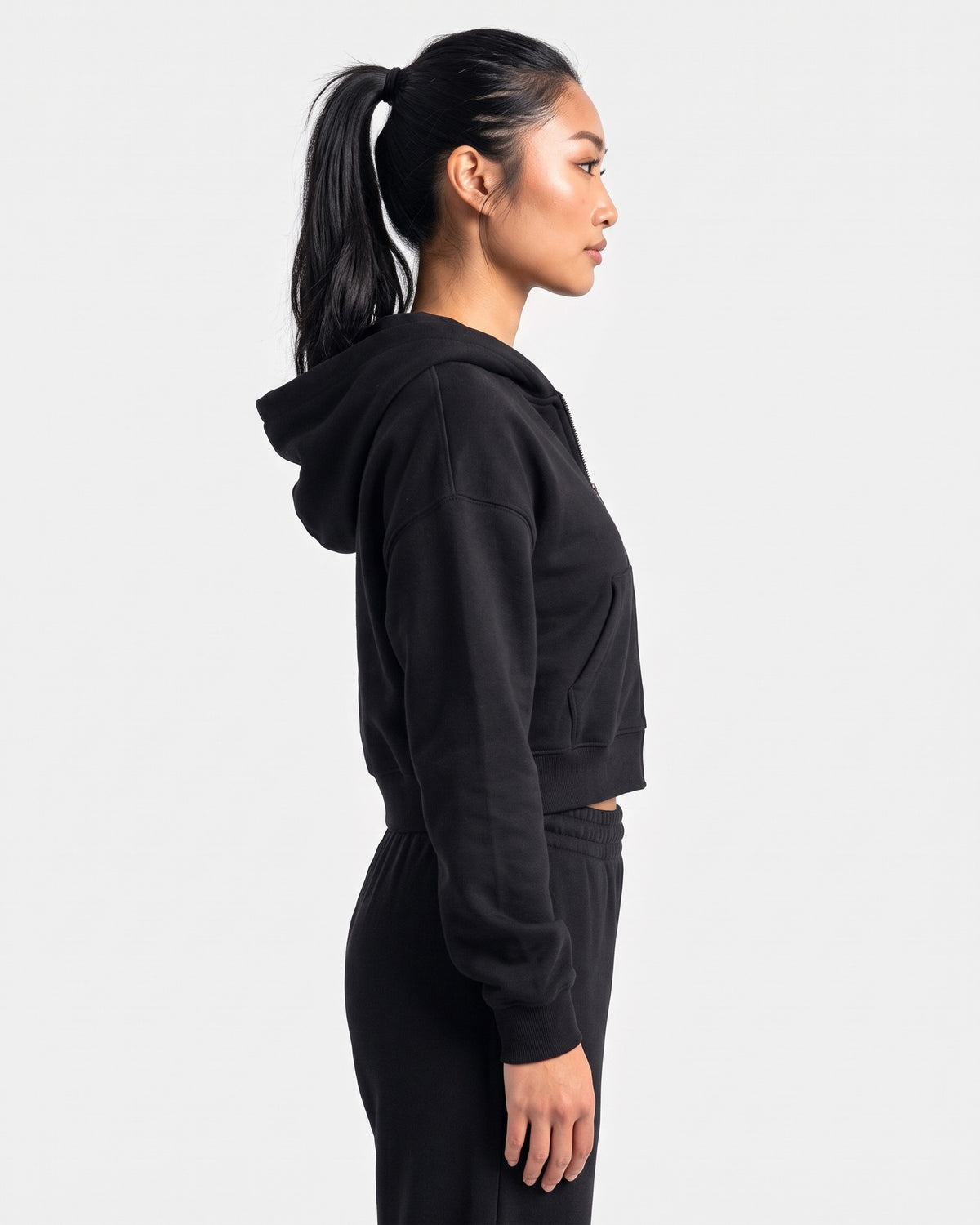 OMNÉA Cropped Zip Hoodie in OMNÉA Black – Seitenansicht