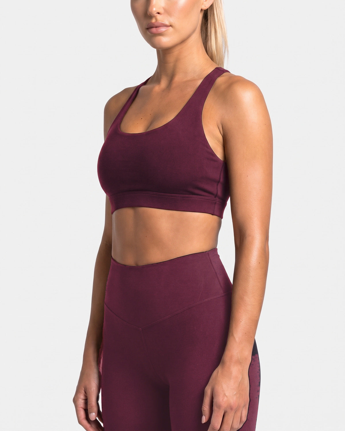 OMNÉA Cross Back Sports Bra in OMNÉA Burgundy – Dreiviertelansicht