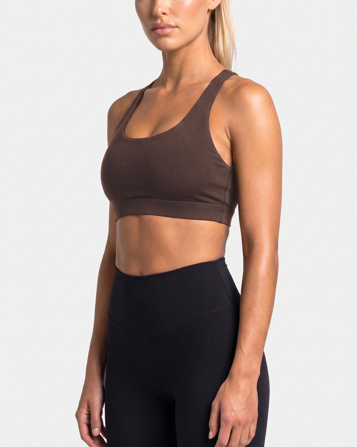 OMNÉA Cross Back Sports Bra in OMNÉA Mocha – Dreiviertelansicht