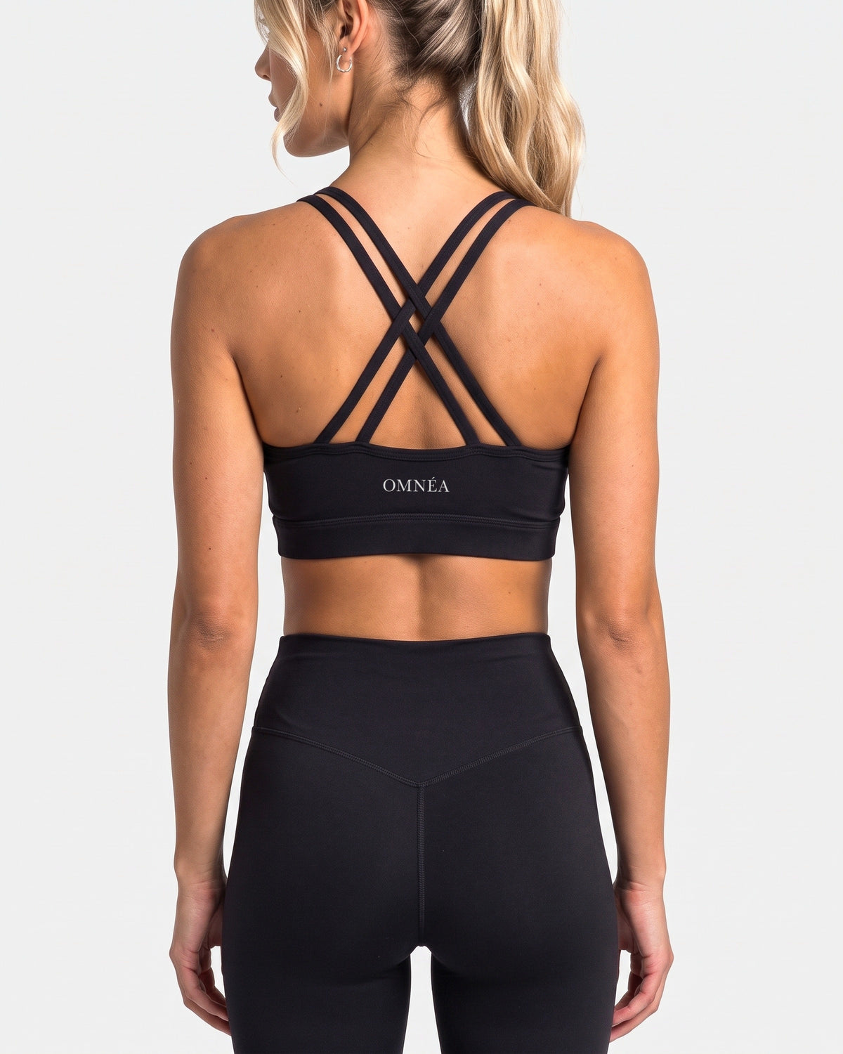 OMNÉA Cross Back Sports Bra in OMNÉA Black – Rückansicht