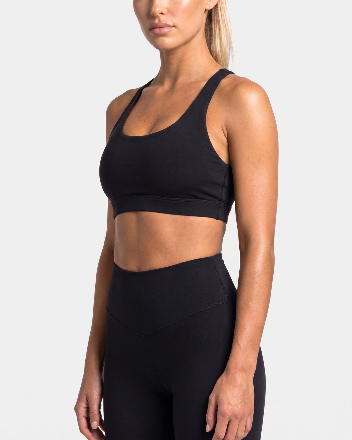 OMNÉA Cross Back Sports Bra in OMNÉA Black – Dreiviertelansicht