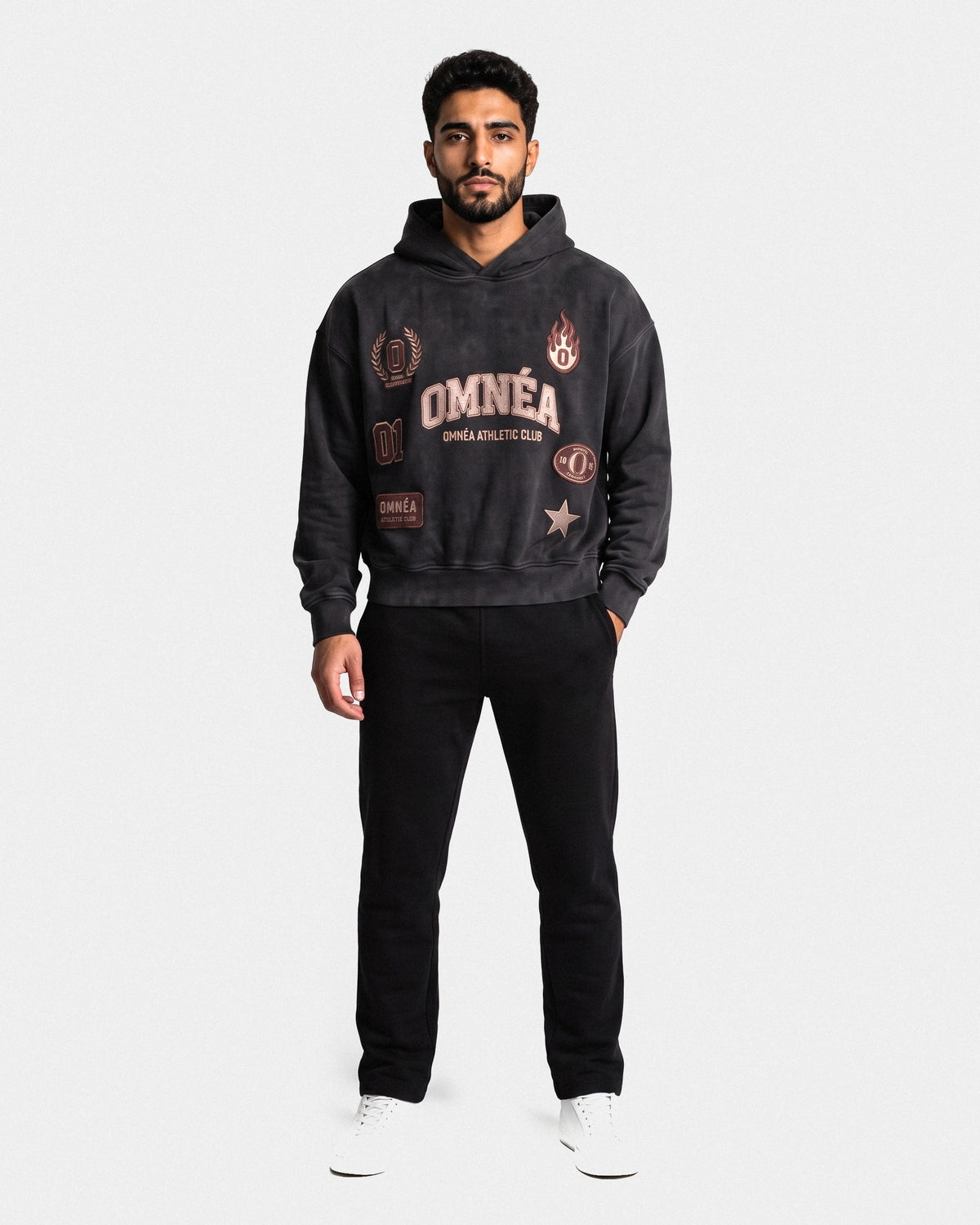 OMNÉA Autumn Emblem Hoodie in Washed Black – Vorderansicht nah