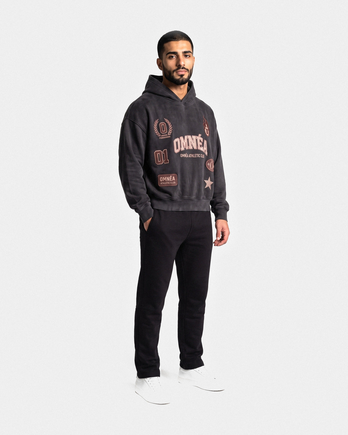 OMNÉA Autumn Emblem Hoodie in Washed Black – Dreiviertelansicht